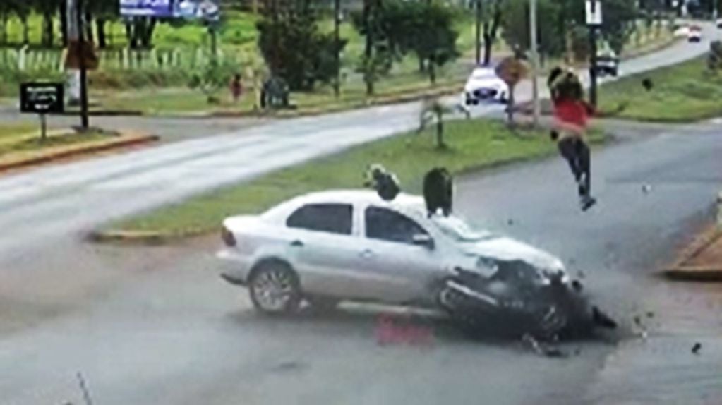 Accidente vial casi se cobra la vida de un motociclista en Posadas.