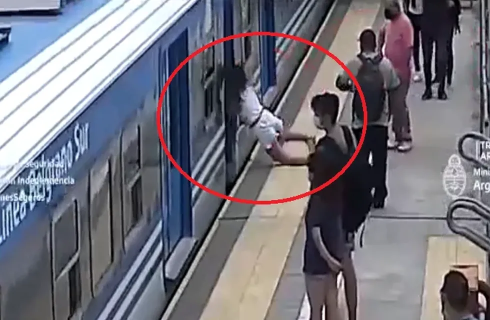 El momento en el que la mujer cae a las vías del Tren Belgrano Sur en González Catán.