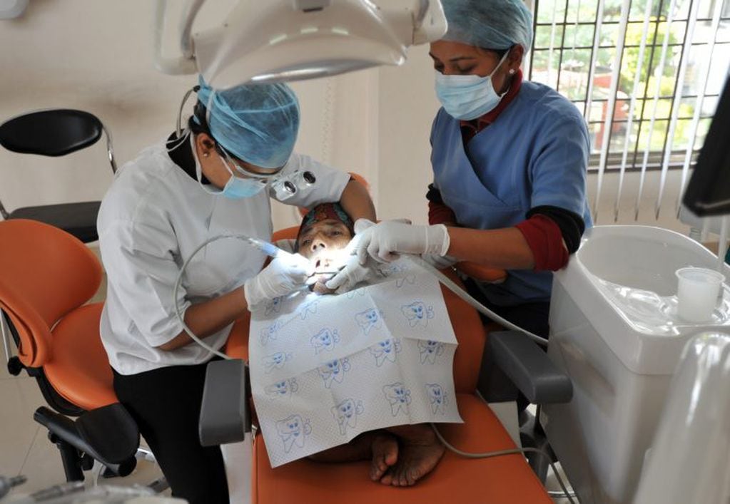 Los odontólogos se suman a los exceptuados (AFP)