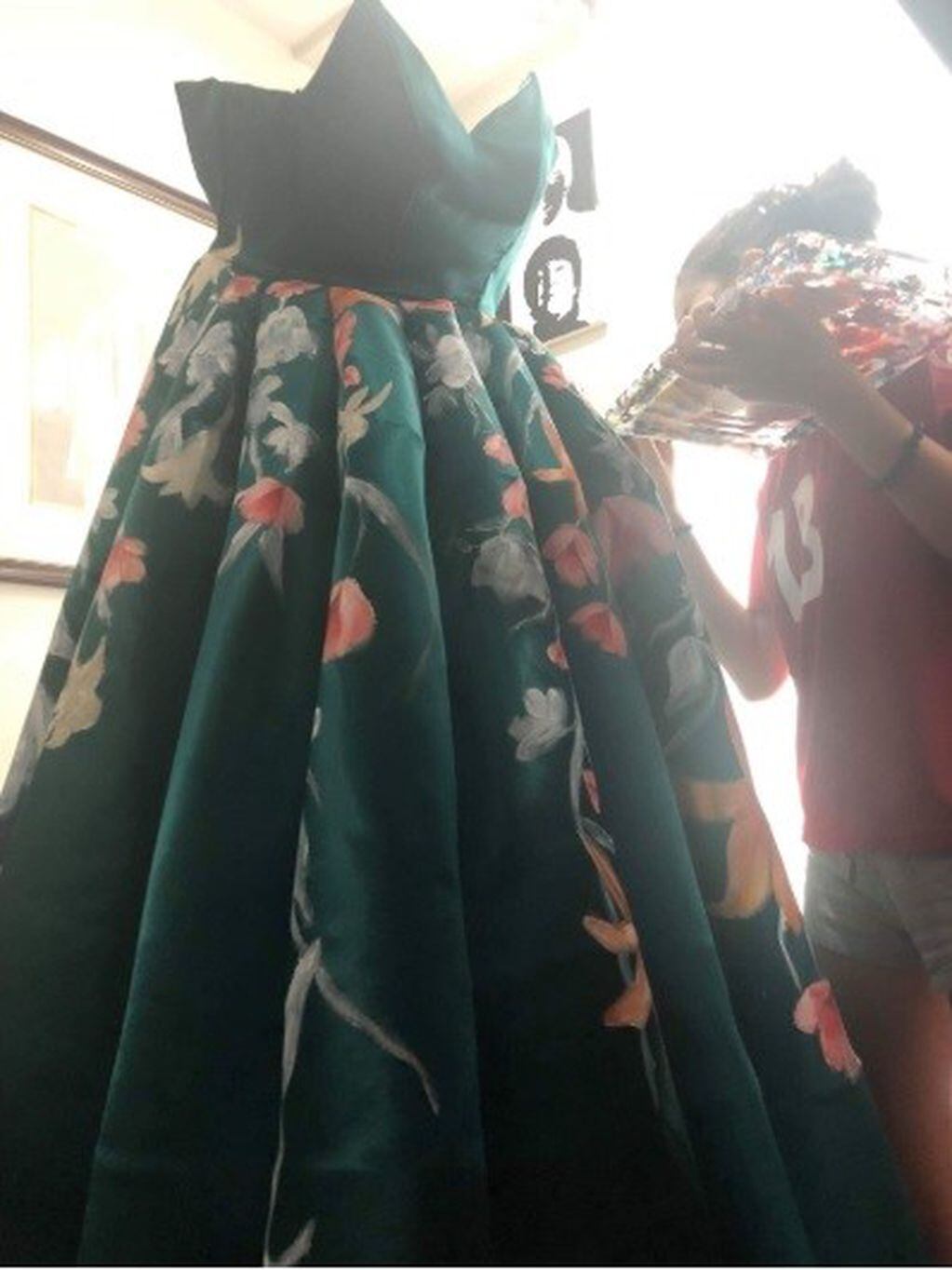 Ciara Gan compró 11 metros de tela, cristales de una reconocida marca y pintura para tela para llevar adelante su proyecto (Fuente: Instagram de Ciara Gan)