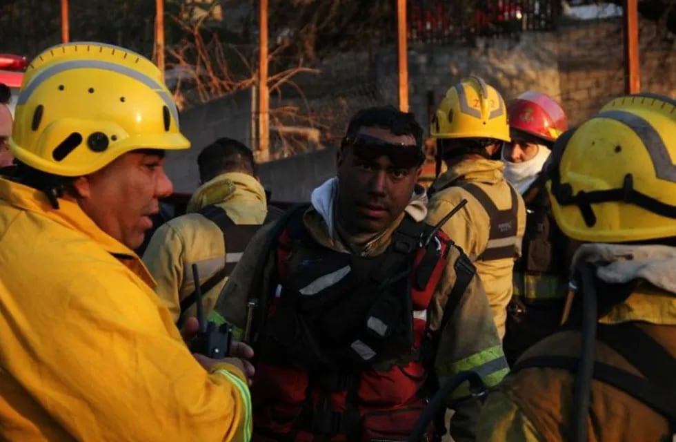 Diego Concha (izquierda) está acusado por una bombera del Valle de Punilla.