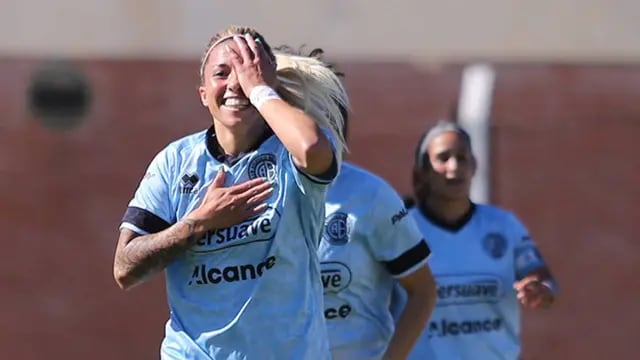 Mayra Acevedo celebrando el gol ante Claypole