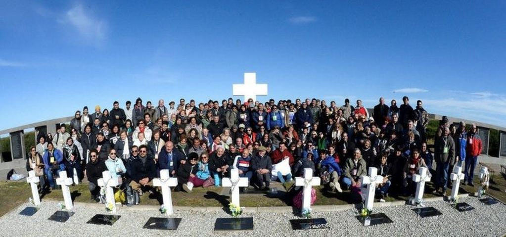 Familiares de 90 soldados argentinos localizados, en el cementerio de Darwin, Islas Malvinas, en la visita realizada el 26 de marzo de 2018.