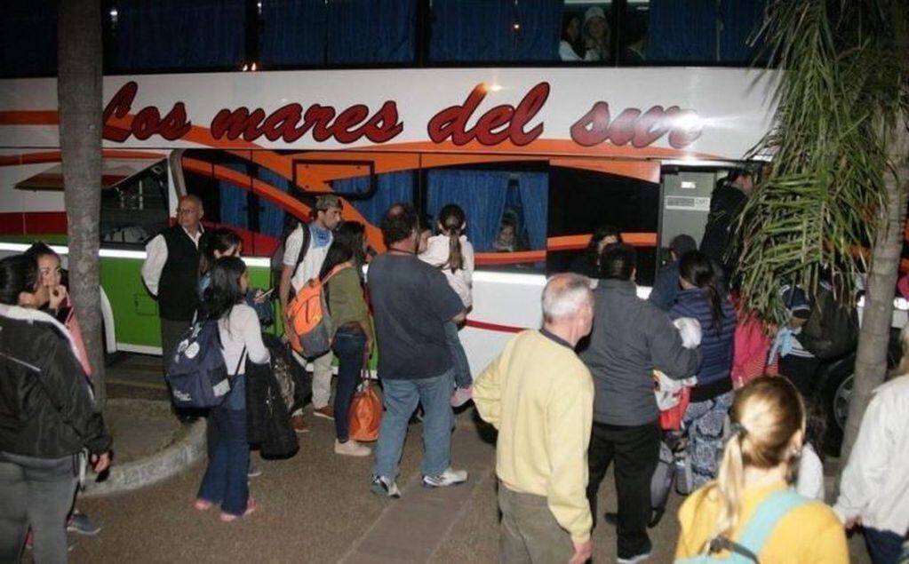 Los grupos "pro vida" se concentraron en la Costanera Sur, desde donde partieron rumbo a Buenos Aires. (Foto: El Litoral)