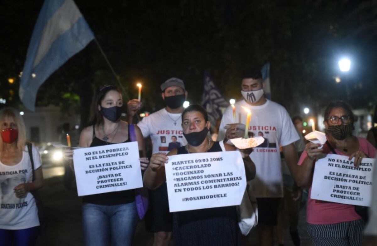 Multitudinaria marcha a la Gobernación en reclamo de más seguridad