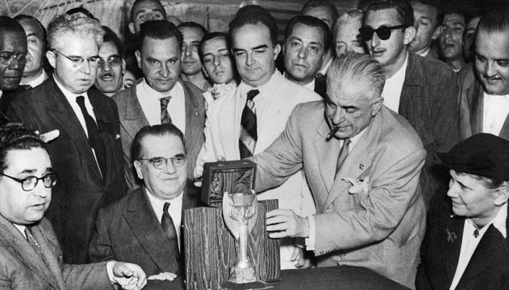 El directivo Otarrino Barassi escondió la Copa de los Nazis aún poniendo en riesgo su vida. La Gestapo registró su casa, y resistió.