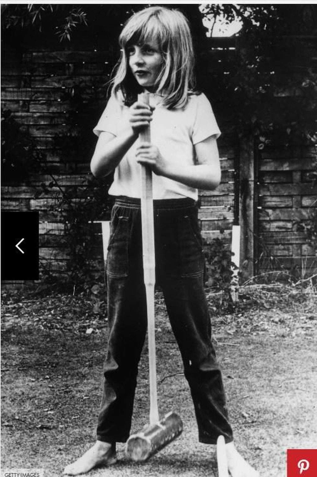 1970. Jugando al croquet en Itchenor, West Sussex.