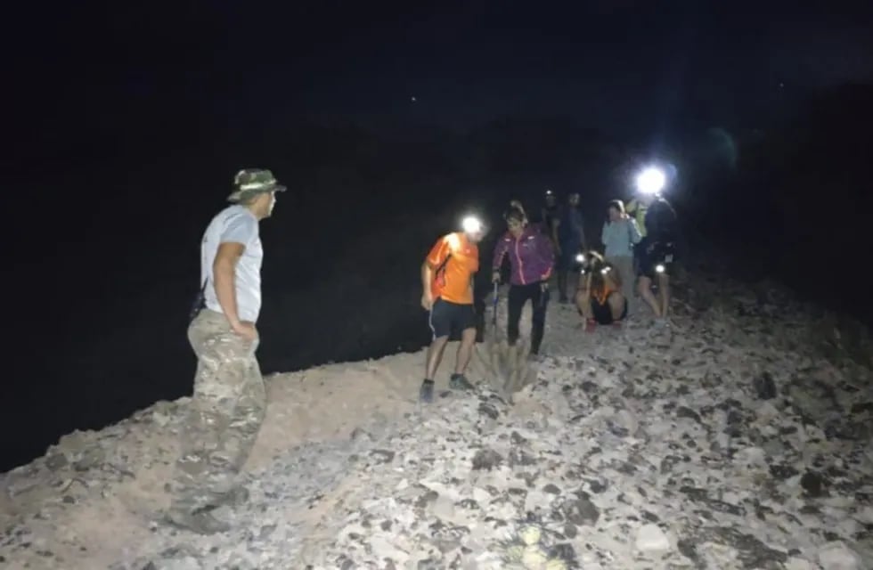 El grupo Geras y personal de la comisaría 30 rescató a 17 personas perdidas en la montaña.