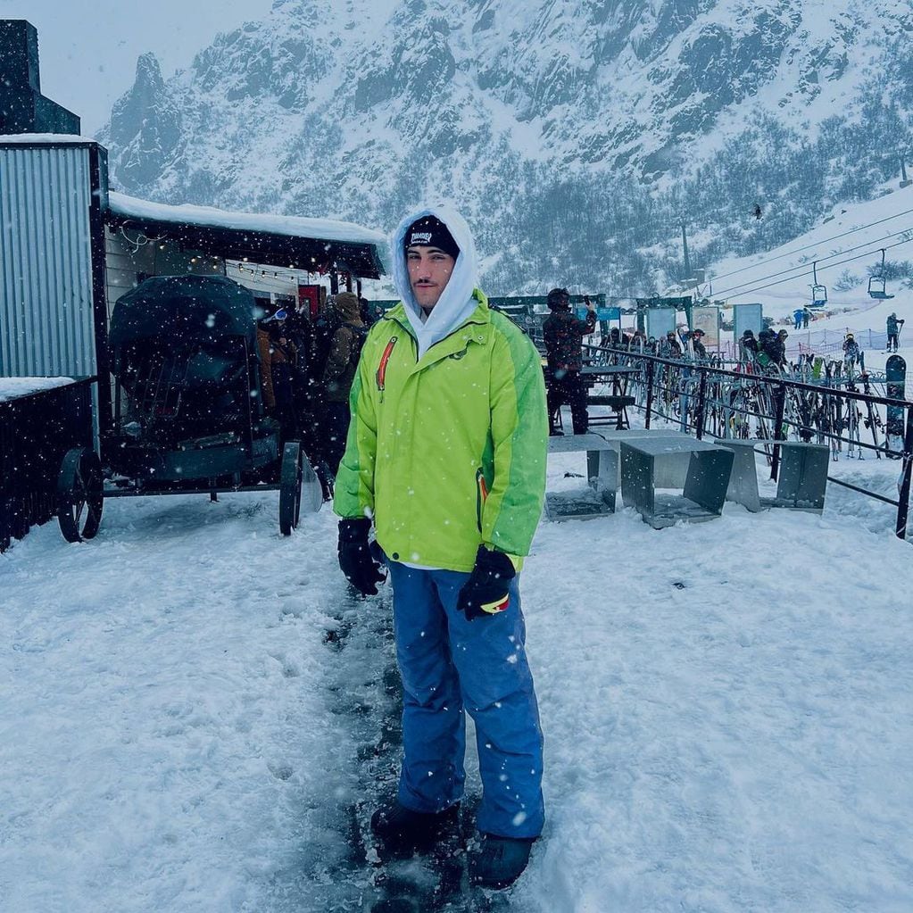 Tomás Holder disfrutando de la nieve en Bariloche.