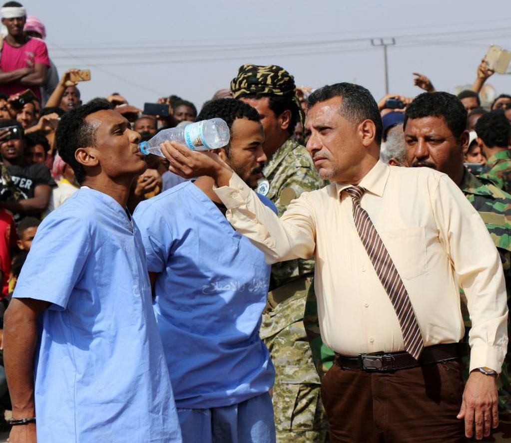 Salah Mohamed Hussein le da agua a Mohamed Khaled (Foto: Fawaz Salman/REUTERS)