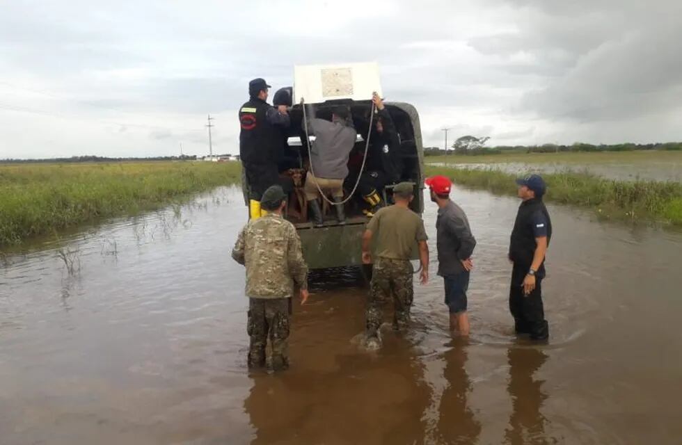 El Ejército debió asistir a las familias para poder evacuarlas en el sur de Chaco.