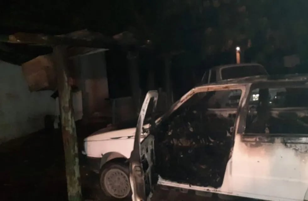 Villa Parque Santa Ana: vecinos lo despertaron a los gritos porque se le incendiaba el auto