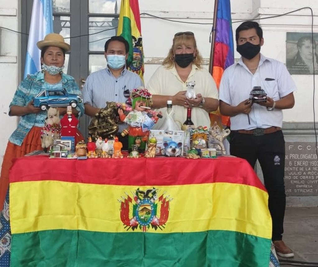 La colectividad boliviana de Jujuy ha comenzado a celebrar en los últimos años  con el público en general la festividad de la Alasita, con una atractiva feria de más de dos días en la capital provincial.