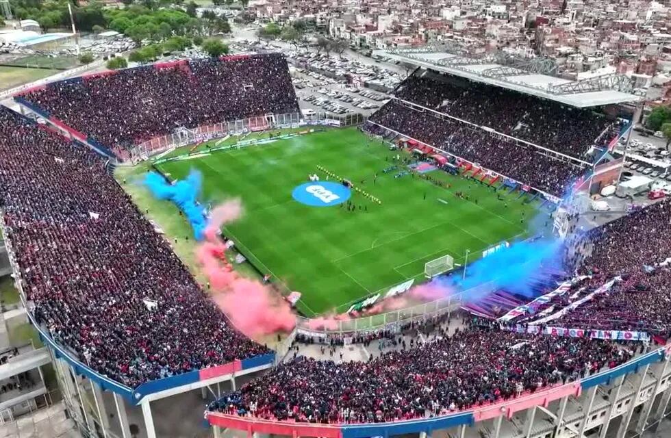 Miles de hinchas de San Lorenzo se acercaron al estadio para despedir a sus ídolos.
