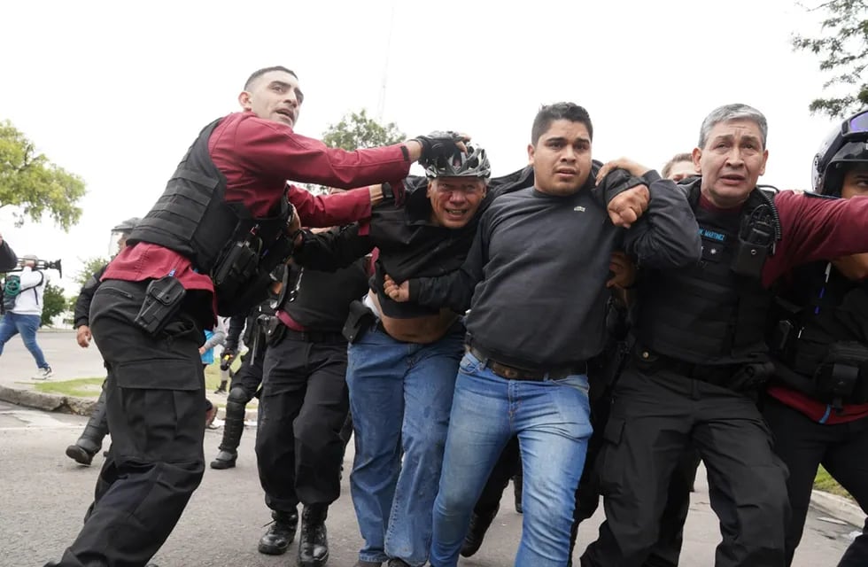 Protesta de colectiveros por el crimen de Daniel Barrientos. El ministro de Seguridad Sergio Berni fue agredido por los manifestantes y debió ser evacuado en un auto blidando. (Maxi Failla / Clarín)