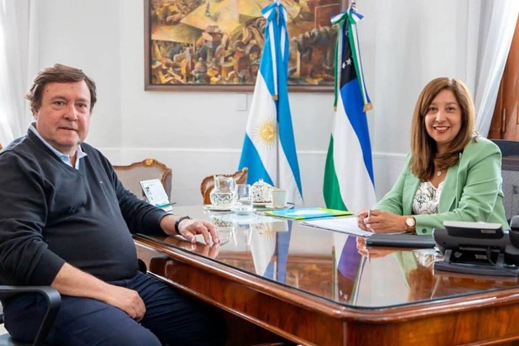 El candidato a gobernador Alberto Weretilneck y la actual mandataria, Arabela Carreras