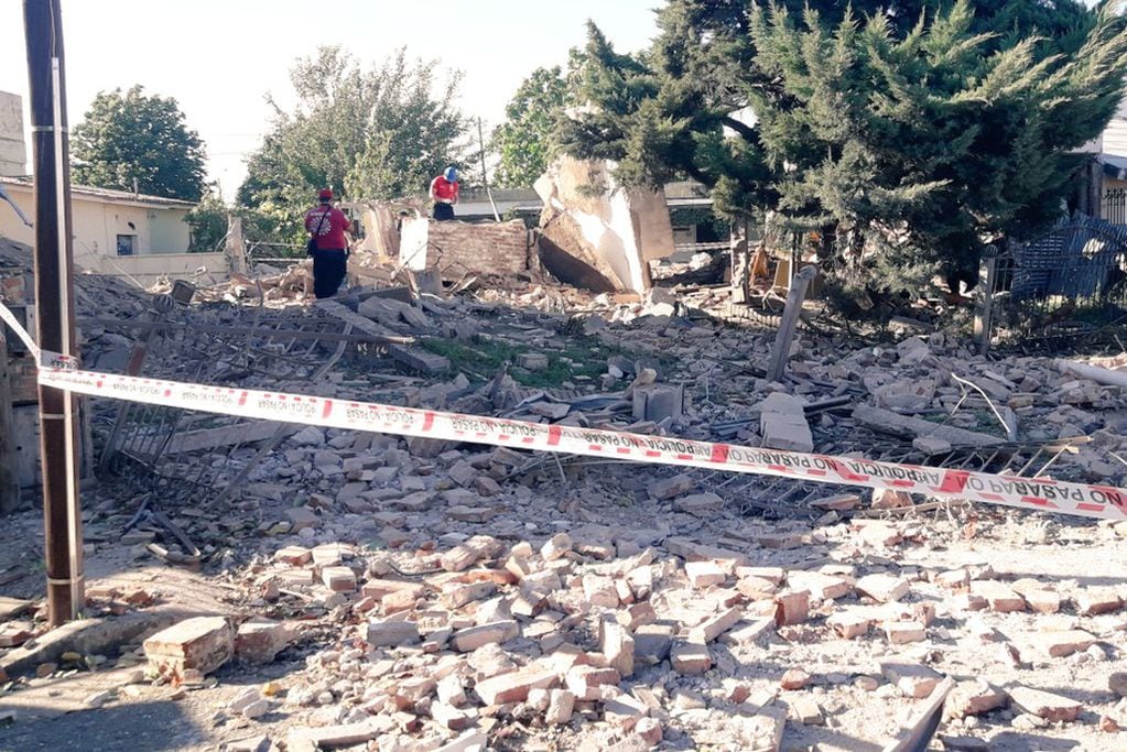 Bomberos trabajaban este miércoles en la zona de la explosión (@Javiersassi).