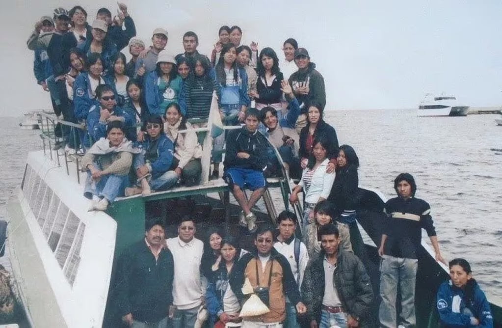 El contingente de la promoción 2007 de la Escuela Normal "Sargento Juan Bautista Cabral" de Abra Pampa (Jujuy), antes de partir rumbo a la tragedia en el lago Titicaca.