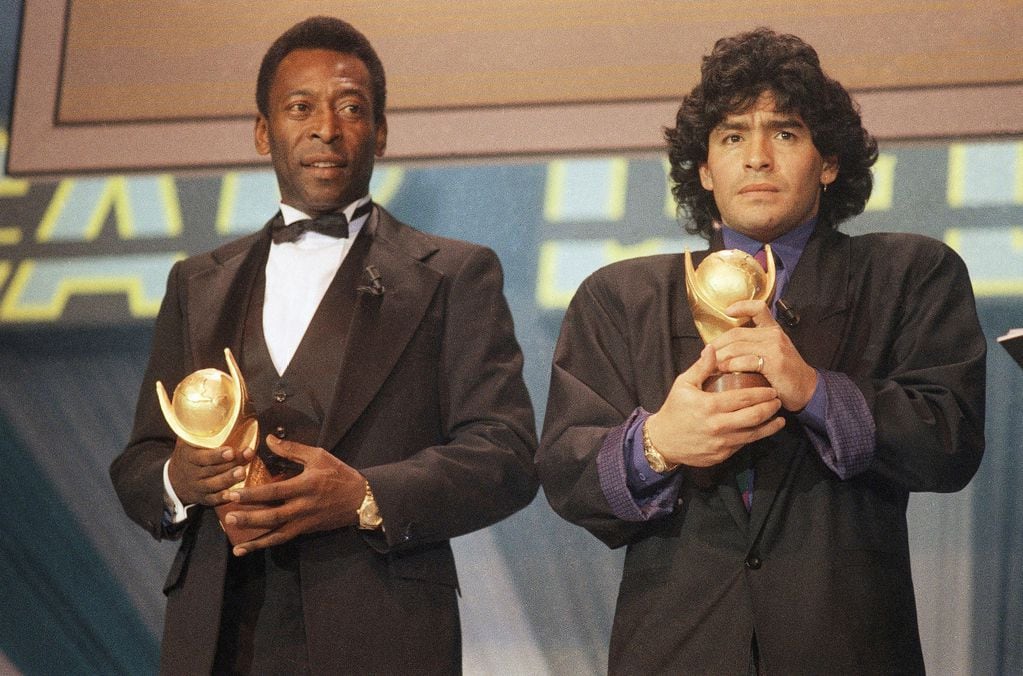 Pelé y Diego Armando Maradona reciben distinciones en Italia, en marzo del 1987. (AP)