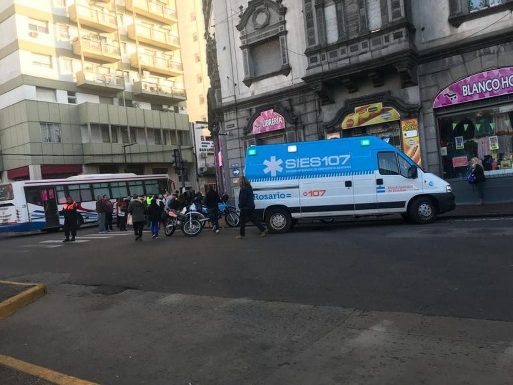 El taxista se descompensó y chocó frente a la Plaza Sarmiento. (@emergenciasar)