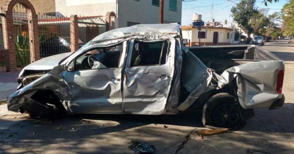 Accidente en barrio Alberdi entre una camioneta y una automóvil estacionado.