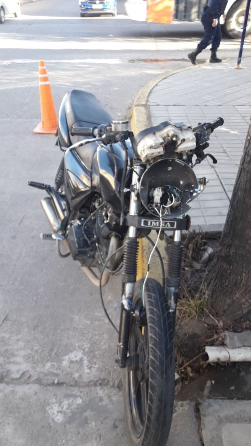 Otro más en Alta Gracia: fuerte colisión entre un vehículo y una motocicleta.