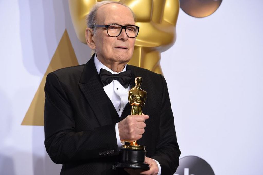 Ennio Morricone posa con el Oscar. (AFP)