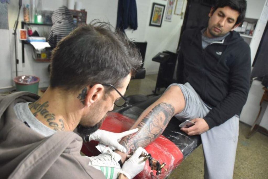 El fanático puntano logró que Gallardo le firme el tatuaje.