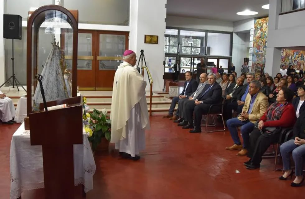 Como parte de una tradición institucional, la imagen peregrina de la Virgen del Rosario de Río Blanco y Paypaya visitó la Legislatura de Jujuy
