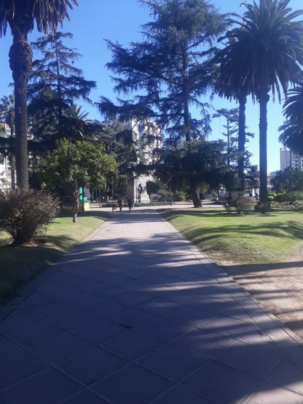 Lunes de paro la histórica Plaza Belgrano vacía