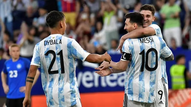 Messi, junto a los cordobeses Dybala y Julián Álvarez. (AP)