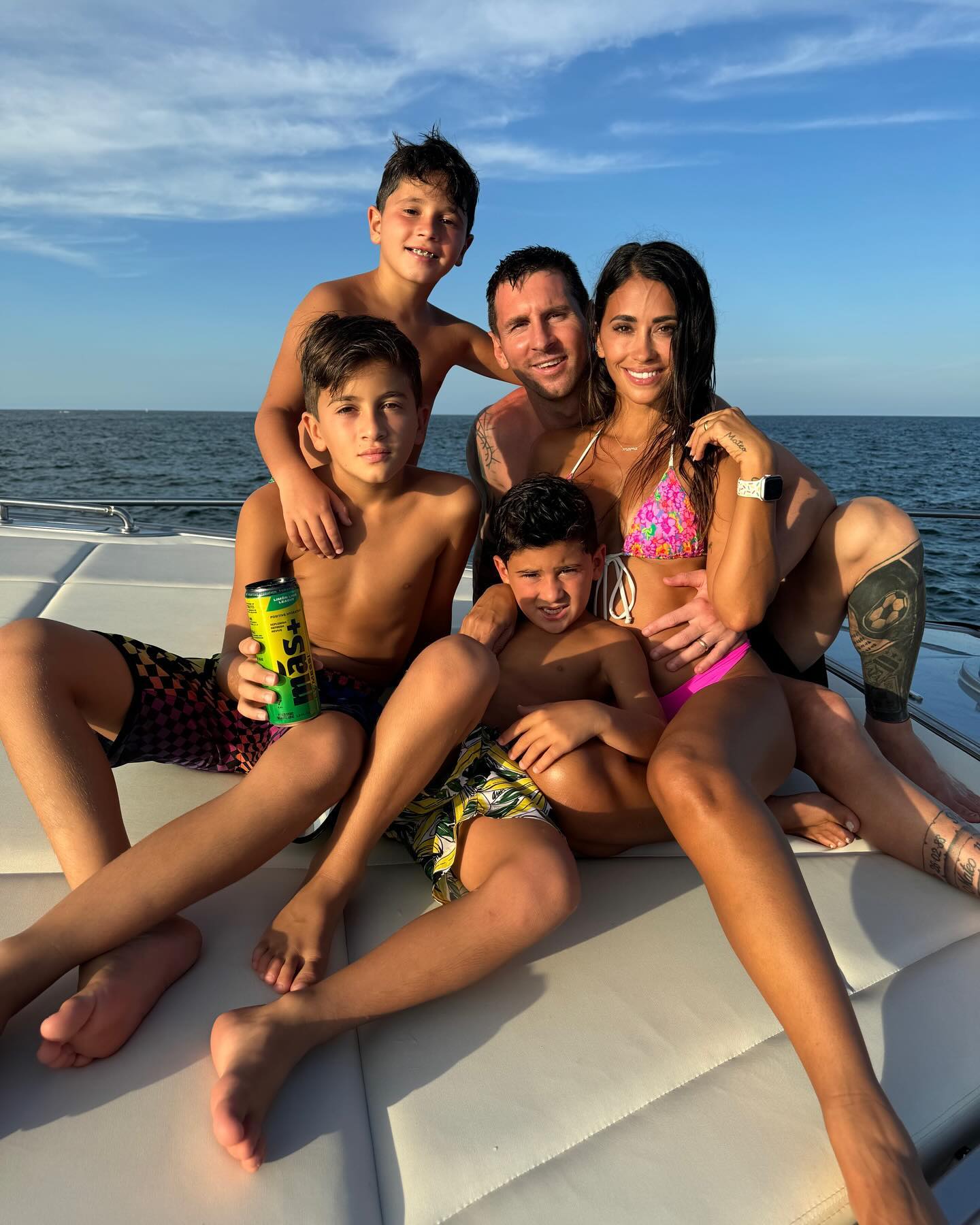 La familia argentina y catalana se sacó una foto espectacular con el mar de fondo.