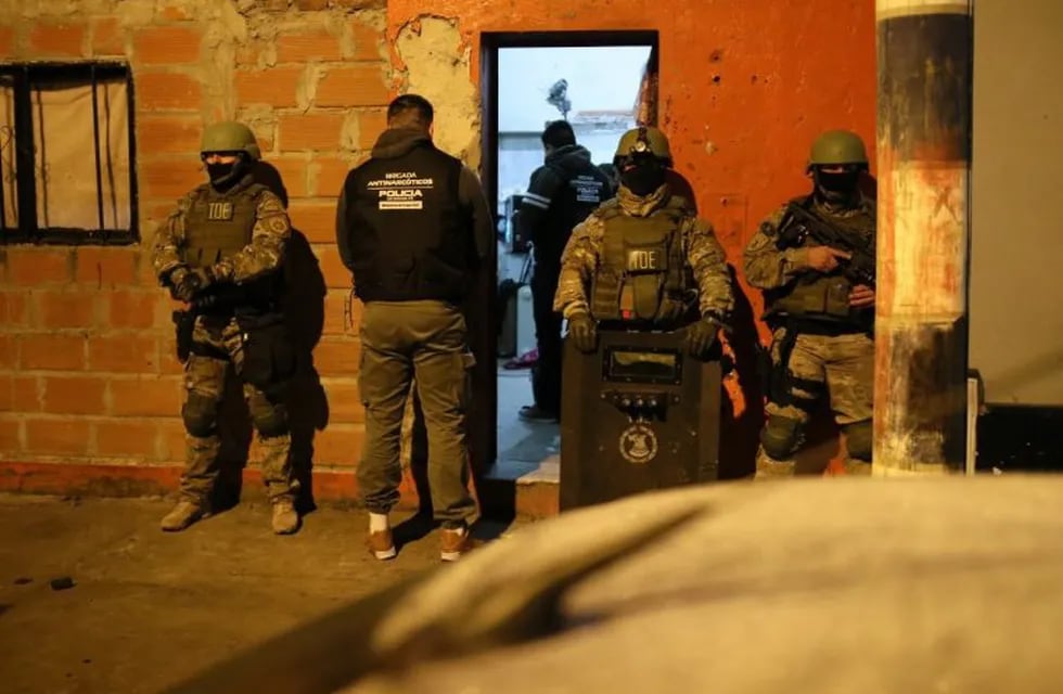 La policía santafesina realizó 29 allanamientos con más de 350 efectivos en Rosario y Villa Gobernador Gálvez. (@maxipullaro)