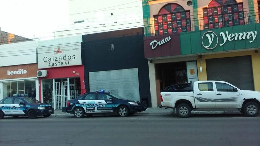 La policia lleva adelante los allanamientos. Foto de Ruben Rodríguez.Vía Comodoro