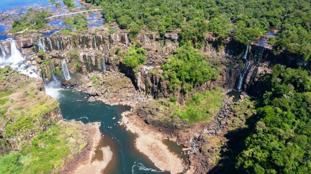 Todos los saltos que forman las Cataratas del Iguazú sufren la falta de agua.
