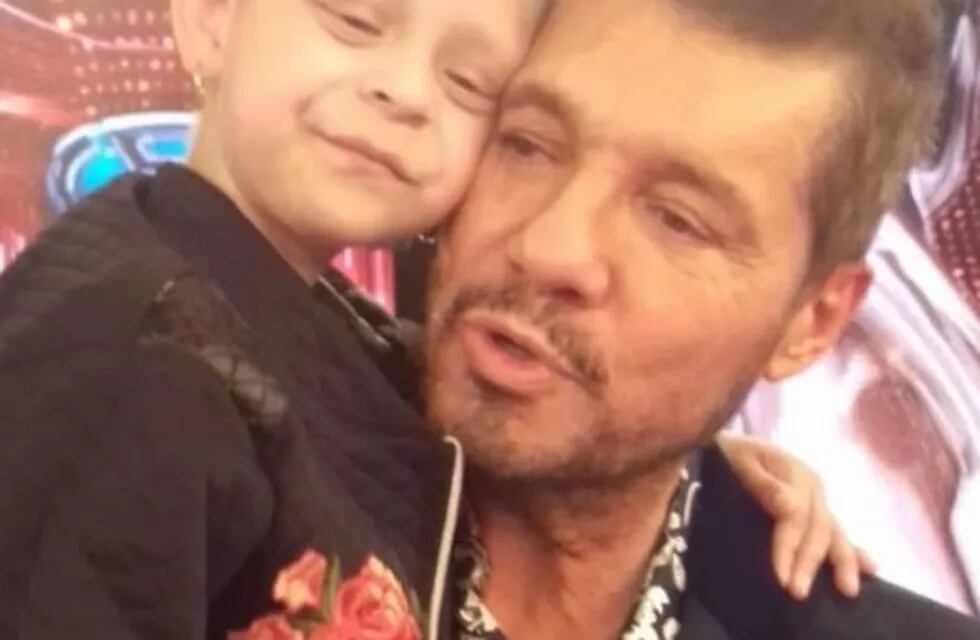 Marcelo Tinelli se emocionó al conocer a una nena que padece cáncer. Foto: Instagram.