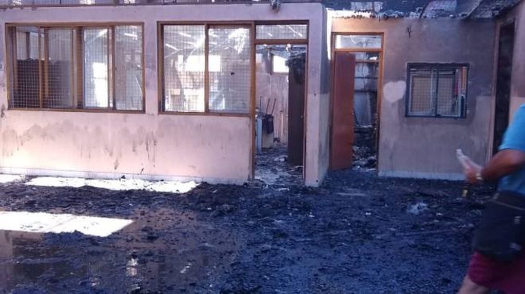 Se incendió un colegio en Roca.