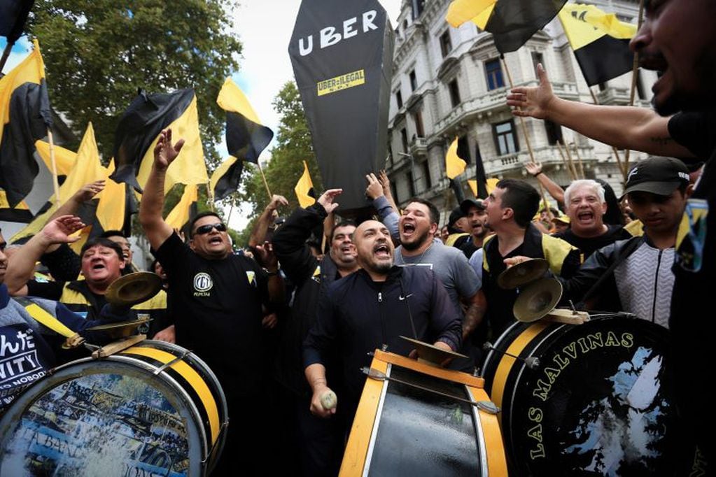 Protesta de taxistas en contra de la actividad de Uber (EFE)