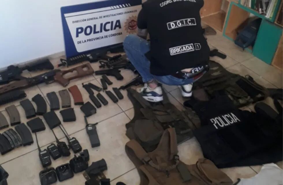 Las armas y elementos hallados en barrio Urquiza. (Policía)