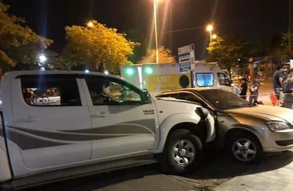 Un auto subió a la vereda de la Avenida Kirchner y embistió a otra estacionado
