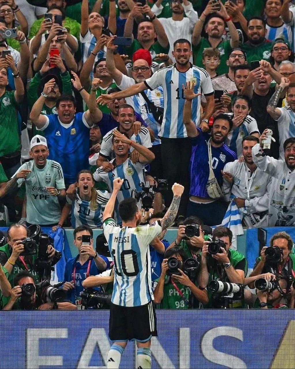 La foto del festejo de Lionel Messi en la que de fondo se puede la puede ver a Anita.