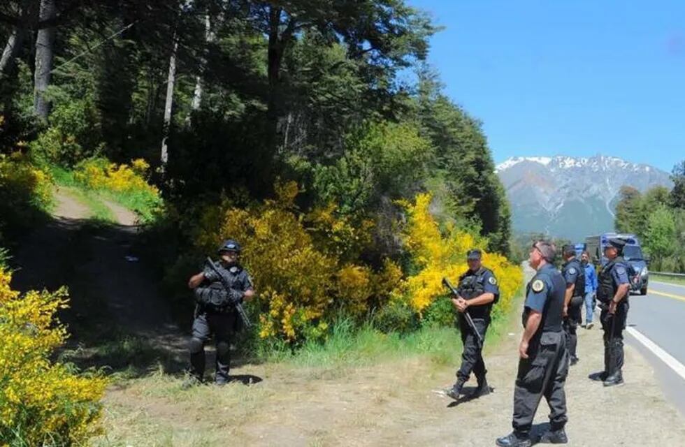 Llegada de la policia Federal al predio tomado por los Mapuches por orden del juez Gustavo Villanueva. Foto: Mario Quinteros