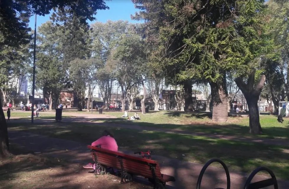 El hombre fue demorado en la Plaza Saavedra de Rosario. (Archivo)