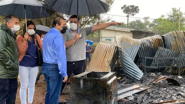 San Antonio: el gobernador Ahuad recorrió la zona de la Escuela Especial N°52 que se incendió totalmente