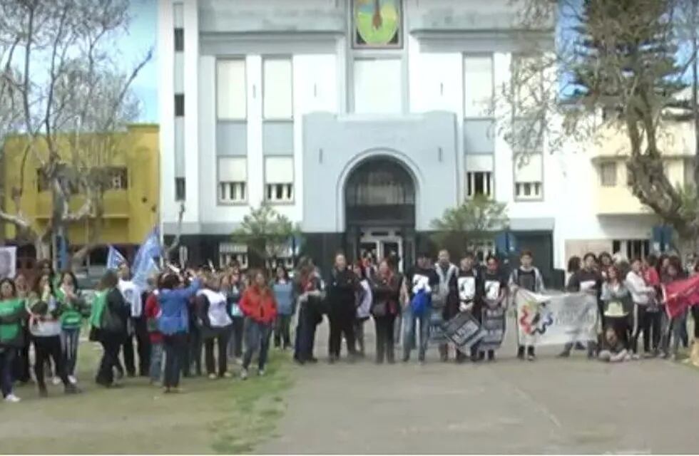 Manifestantes frente a la Municipalidad de Necochea