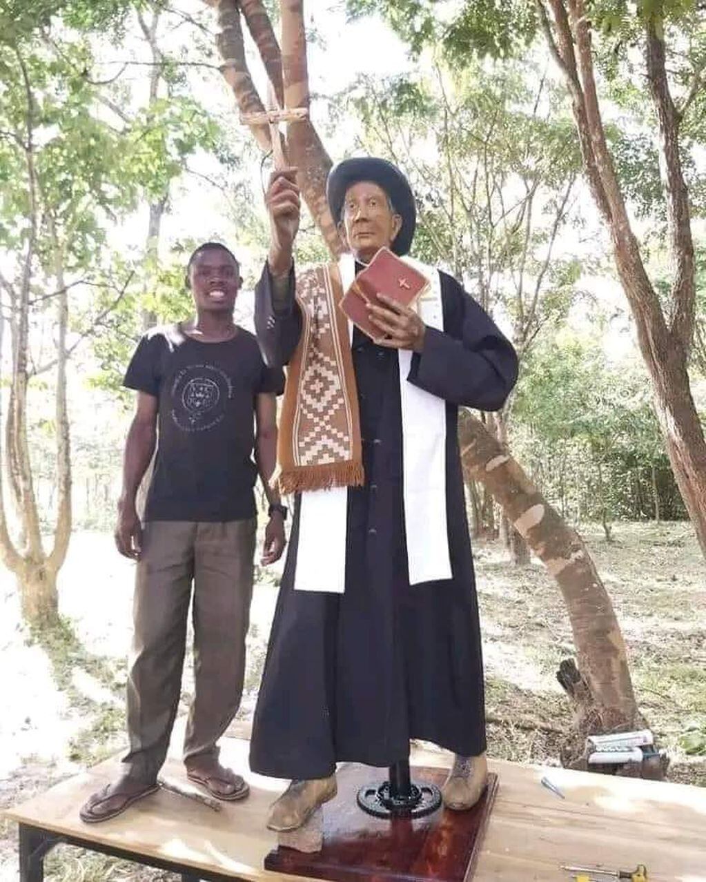 La imagen del sacerdote fue bien recibida por Tanzania.