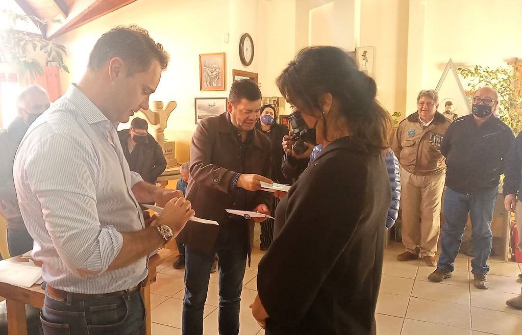 David Ferreya y Gustavo Ventura, entregaron la Tarjeta +U a los VGM residentes en Ushuaia.