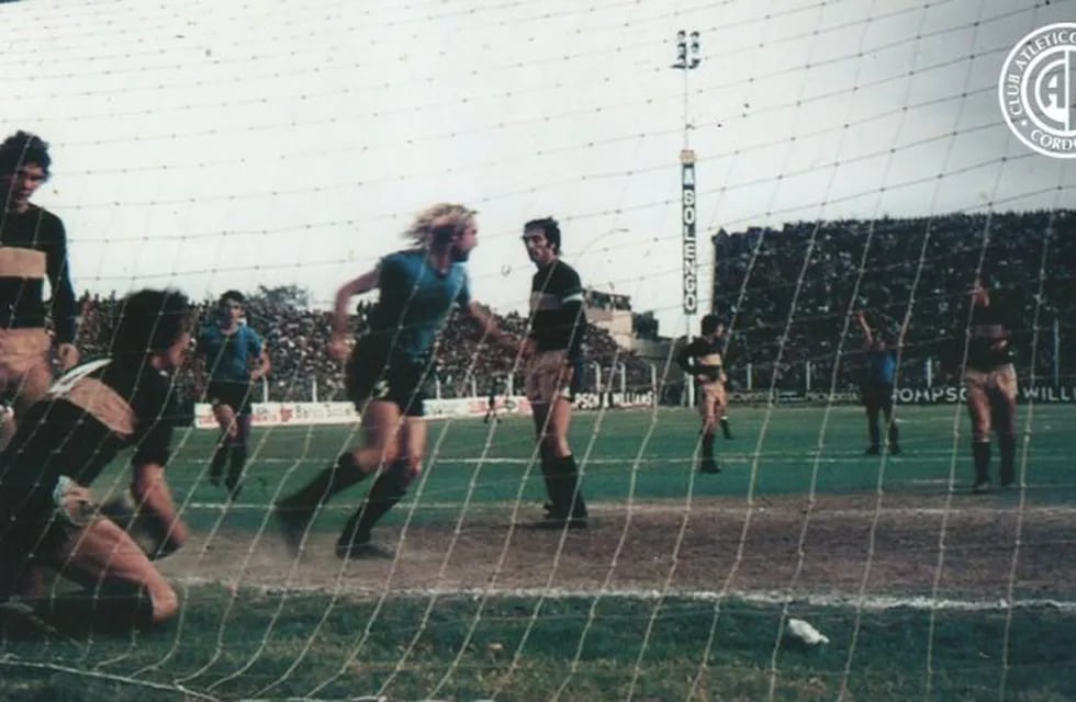 Torneo Nacional del '74, a estadio lleno. Y la postal de la Pepona gritando gol.