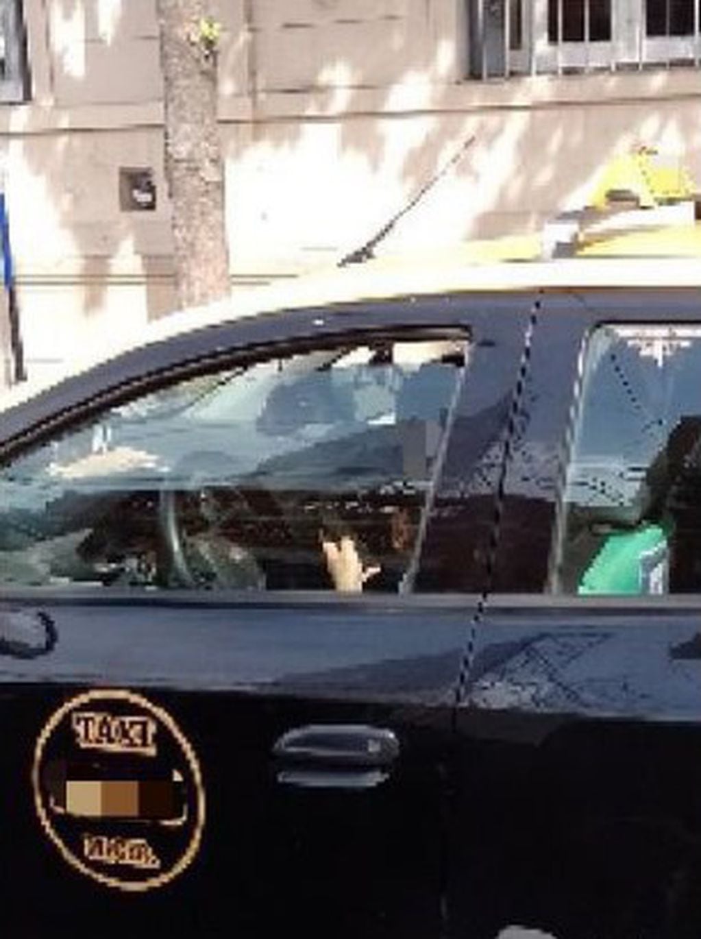 El taxista de Rosario que fue multado por usar el celular mientras conducía.