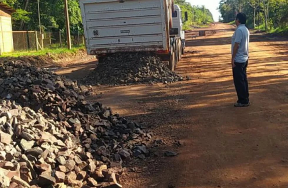 Ejecutan obras de asfaltado en varios sectores de Eldorado.